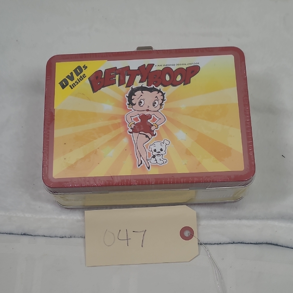Vintage Betty Boop Red and Yellow Kids Lunch Box With DVDS Inside. - Picture 7 of 7